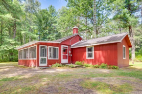 Peaceful Traverse City Cabin about 16 Mi to Dtwn!